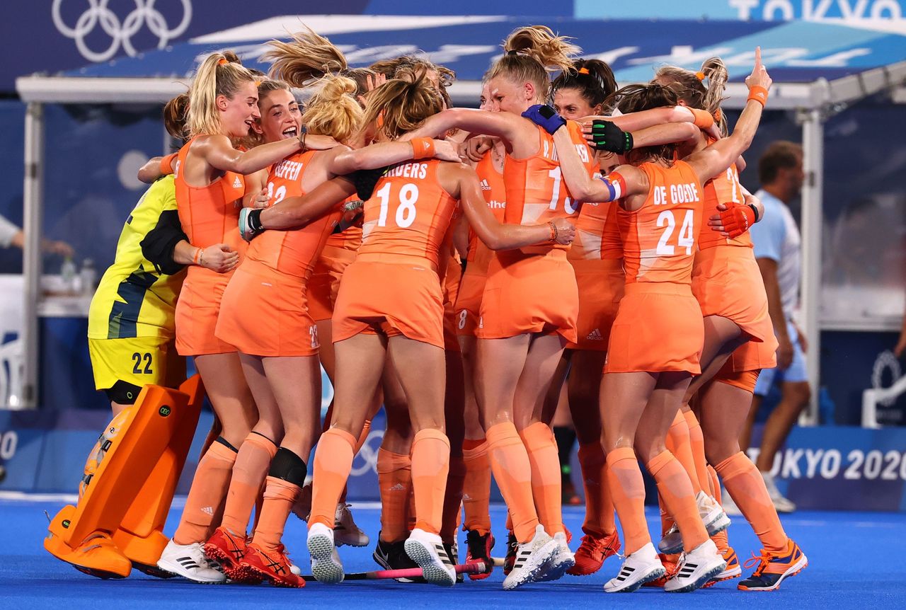 Ago 6, 2021. 
Foto del viernes de las jugadoras de Países Bajos celebrando el oro en hockey sobre césped. 
REUTERS/Bernadett Szabo