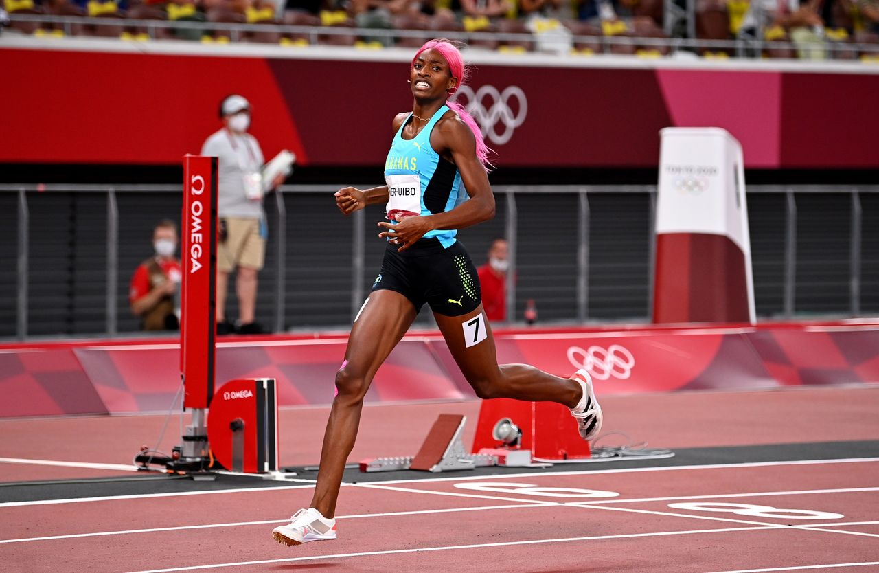 Ago  6, 2021. 
Foto del viernes de Shaunae Miller-Uibo de Bahamas cruzando la meta en la final de los 400 mts para quedarse con el oro
 REUTERS/Dylan Martinez