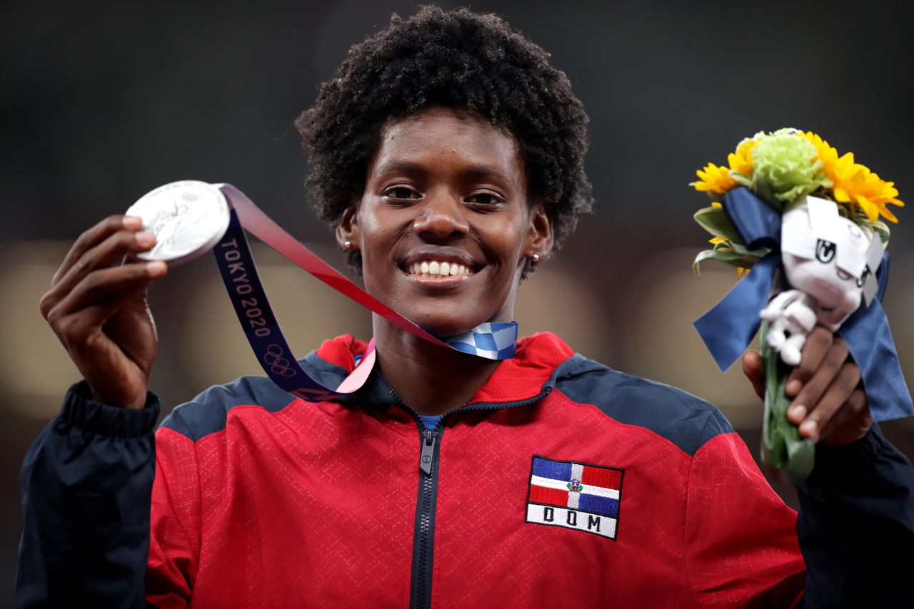 Ago 6, 2021. 
Foto del viernes de la dominicana Marileidy Paulino en el podio con su medalla de plata en los 400 mts. 
REUTERS/Hannah Mckay