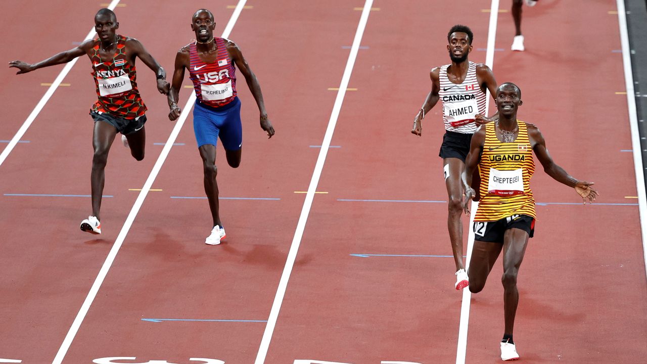 Ago 6, 2021. 
Foto del viernes del ugandés Joshua Cheptegei cruzando la meta para ganar los 5000 mts, por delante del canadiense Mohammed Ahmed y el estadounidense  Paul Chelimo 

REUTERS/Phil Noble