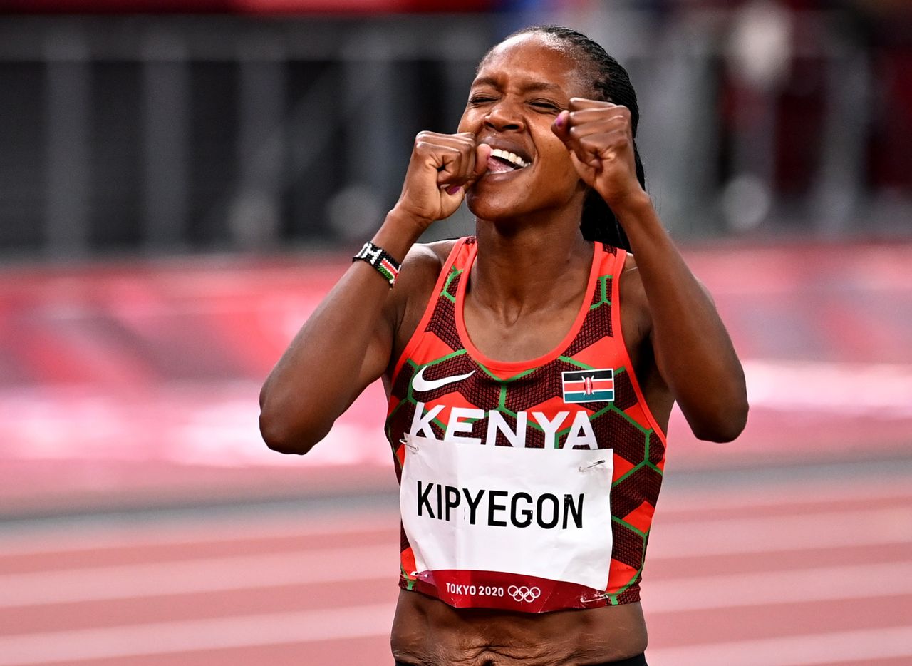 Ago 6, 2021. 
Foto del viernes de la keniana Faith Kipyegon celebrando tras ganar el oro en los 1500 mts

REUTERS/Dylan Martinez
