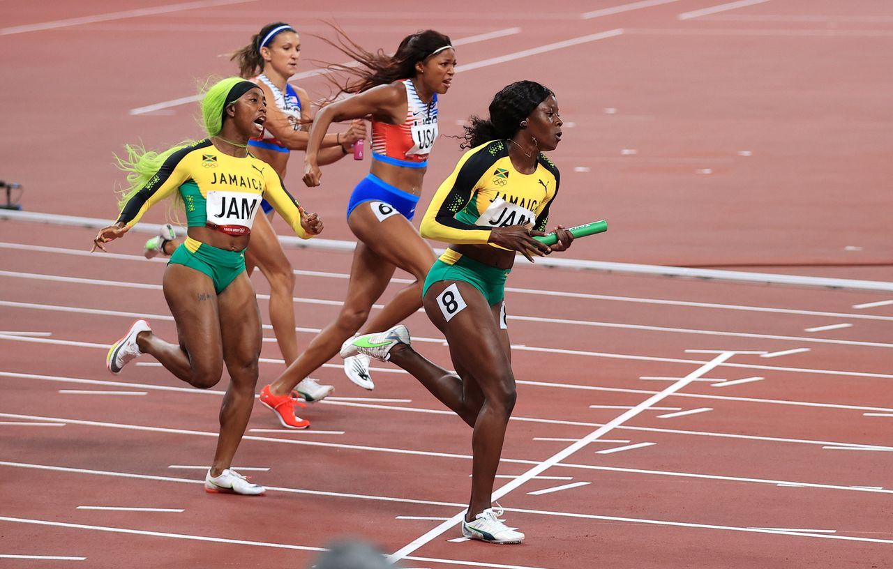 Ago 6, 2021. 
Foto del viernes de la jamaicana Shericka Jackson y la estadounidense Gabrielle Thomas corriendo en la posta de los 4x100 mts tras recibir el batón de Shelly-Ann Fraser-Pryce y Jenna Prandini 
REUTERS/Hannah Mckay