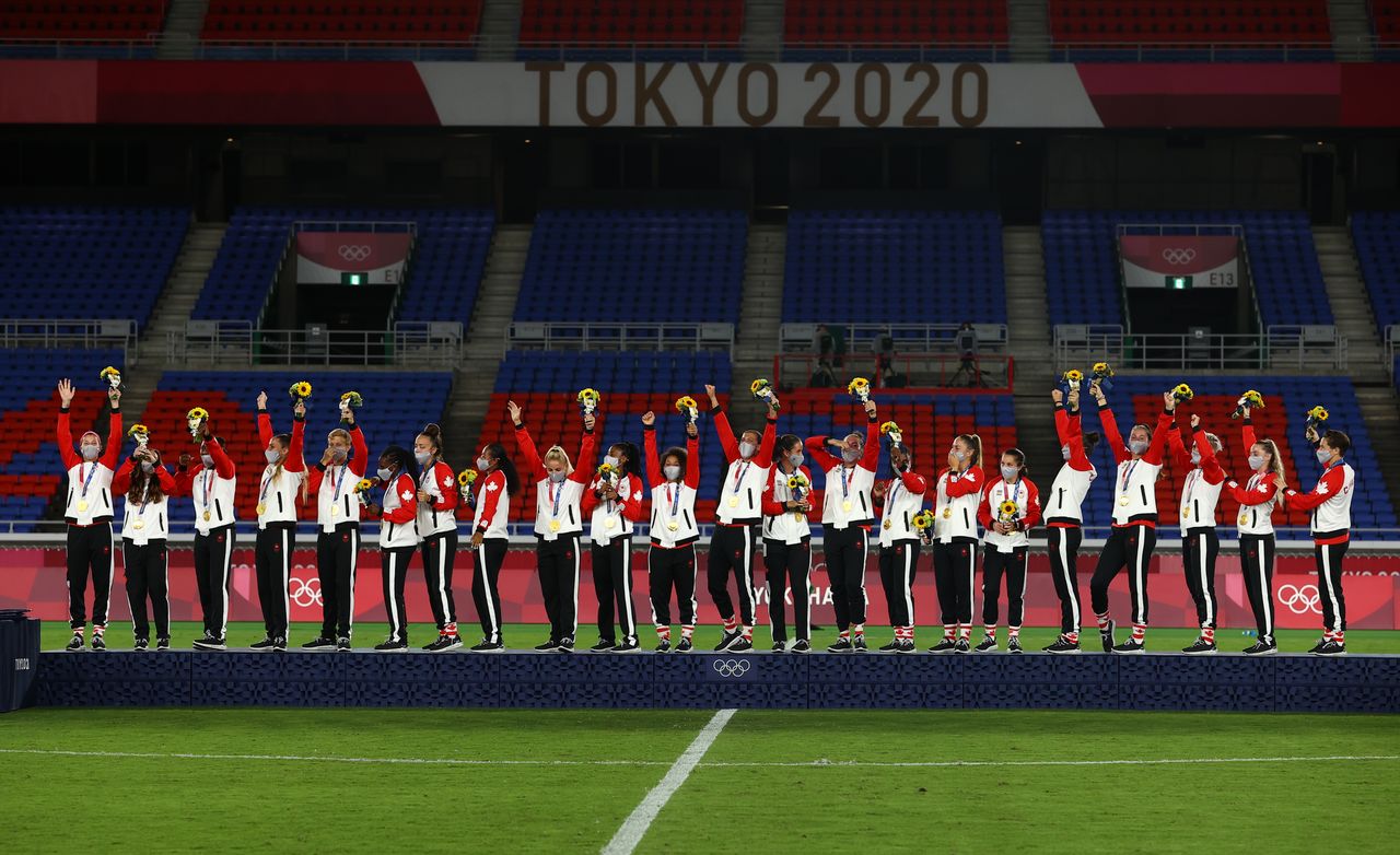 Ago 6, 2021. 
Foto del viernes de las futbolistas de Canada celebrando el oro en los Juegos de Tokio. 
 REUTERS/Edgar Su