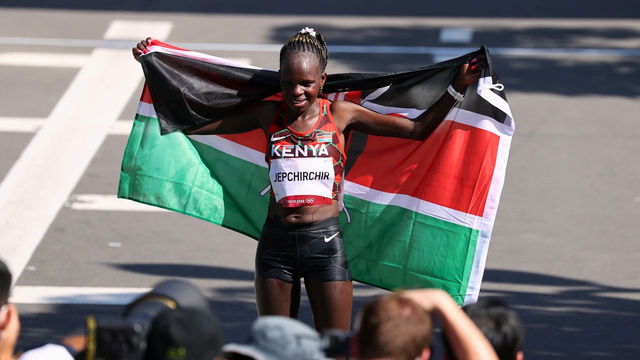 La keniana  Peres Jepchirchir celebra tras ganar la medalla de oro en el maratón femenino de los Juegos de Tokio 2020, en el Sapporo Odori Park, Sapporo, Japón - Agosto 7, 2021. REUTERS/Kim Hong-Ji
