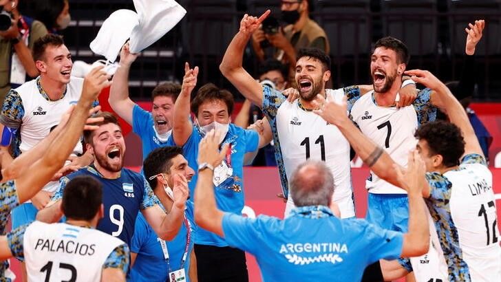 Ago 7, 2021. 
Foto del sábado de los jugadores de Argentina celebrando el bronce en el voleibol de Tokio. 
REUTERS/Carlos Garcia Rawlins