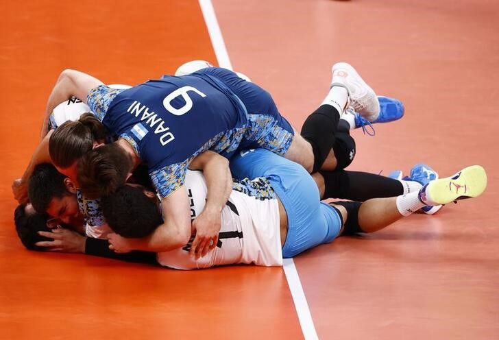Ago 7, 2021. 
Foto del sábado de los jugadores de Argentina celebrando el bronce en el voleibol de Tokio. 
 REUTERS/Carlos Garcia Rawlins