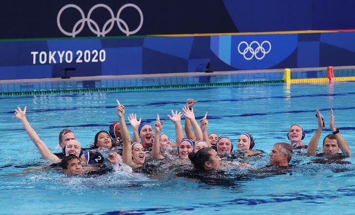 Ago 7, 2021. 
Foto del sábado del equipo y el cuerpo técnico de EEUU en la psicina celebrando el oro en waterpolo. 
 REUTERS/Gonzalo Fuentes