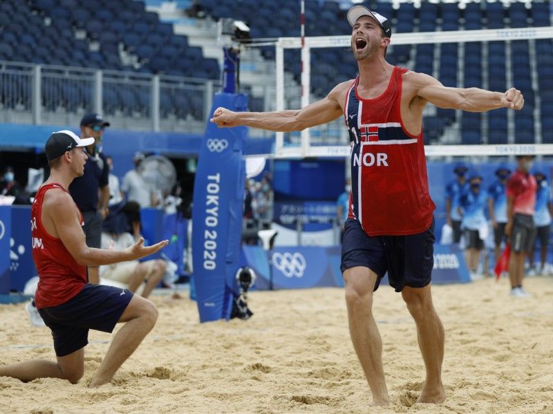 Ago 7, 2021. 
Foto del sábado de los noruegos Anders Mol y Christian Sorum celebrando tras ganar el oro en voleibol playa. 
REUTERS/John Sibley