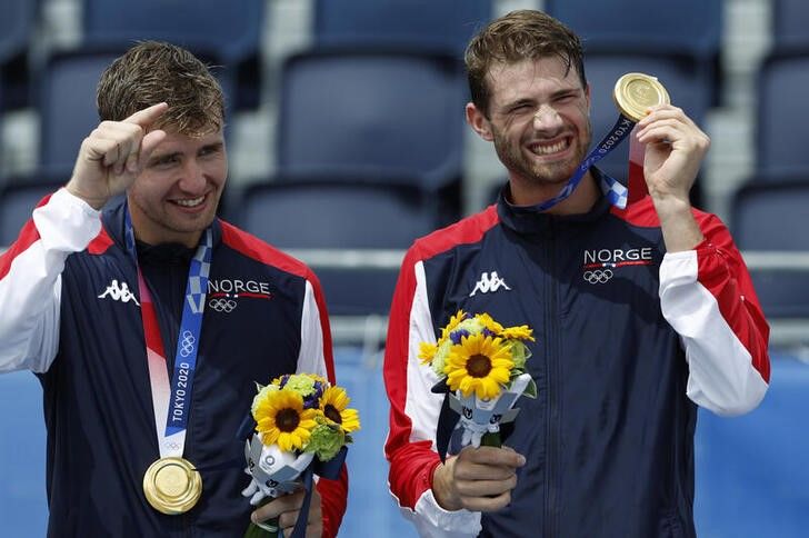 Ago 7, 2021. 
Foto del sábado de los noruegos Anders Mol y Christian Sorum celebrando en el podio tras ganar el oro en voleibol playa. 
 REUTERS/John Sibley