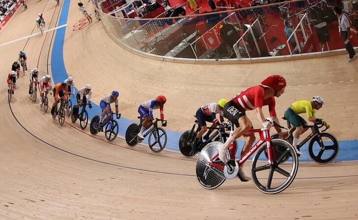 Ago 7, 2021.
Foto del sábado del danés Lasse Hansen en la final del madison masculino.
REUTERS/Kacper Pempel