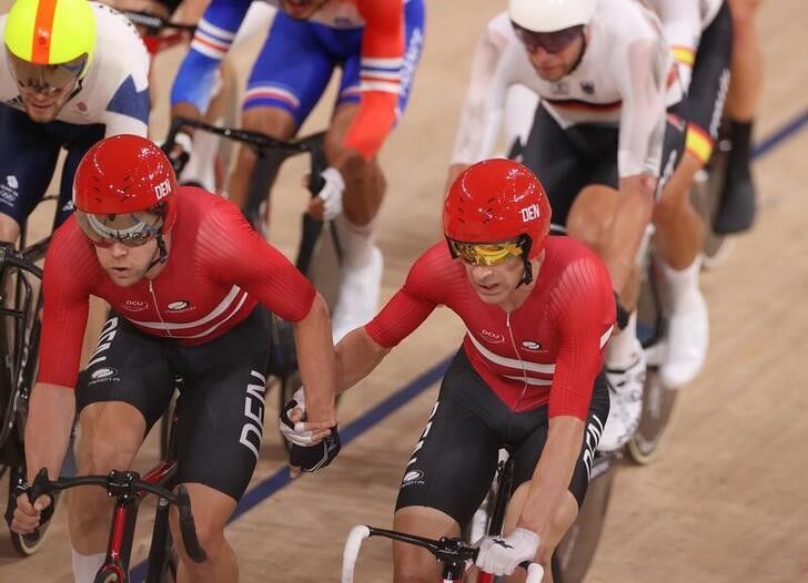 Ago 7, 2021.
Foto del sábado de los daneses Lasse Hansen y Michael Morkov en la final del madison masculino.
REUTERS/Kacper Pempel
