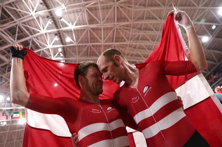 Ago 7, 2021. 
Foto del sábado de los daneses Lasse Hansen y Michael Morkov celebrando tras ganar el oro en la final del madison masculino. 
REUTERS/Christian Hartmann