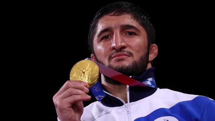 Ago 7, 2021. 
Foto del sábado del ruso Abdulrashid Sadulaev en el podio con la medalla de oro en lucha libre 97 kilos. 
REUTERS/Leah Millis