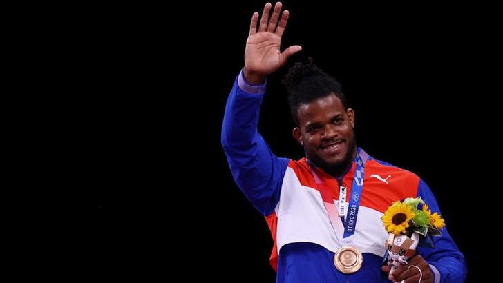 Ago  7, 2021. 
Foto del sábado del cubano Reineris Salas Perez en el podio con su medalla de bronce en la luha 97 kilos. 
REUTERS/Leah Millis