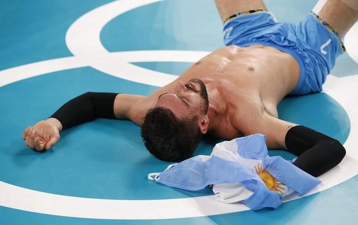 Ago 7, 2021.
Foto del sábado de Facundo Conte celebrando el bronce de la selección argentina de voleibol en Tokio.
REUTERS/Valentyn Ogirenko
