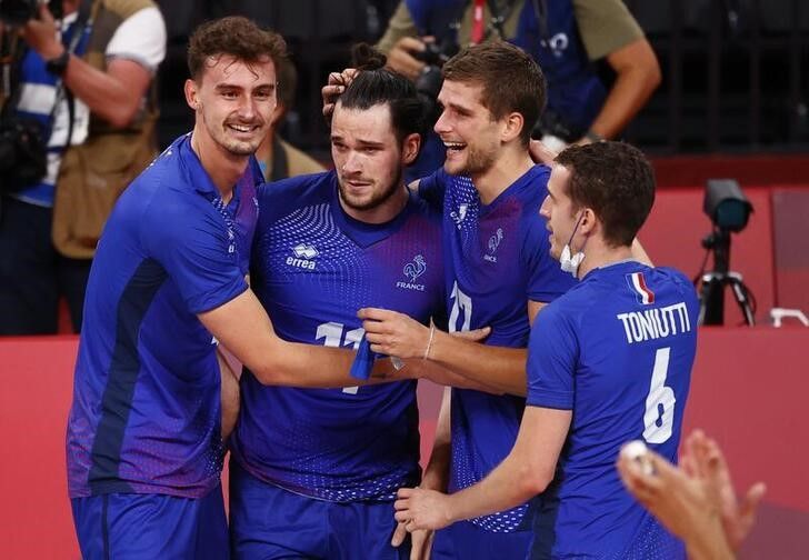 Ago  7, 2021. 
Foto del sábado de los jugadores de Francia celebrando el oro en voleibol. 
REUTERS/Carlos Garcia Rawlins