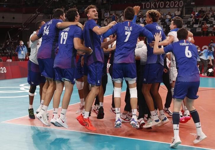 Ago  7, 2021. 
Foto del sábado de los jugadores de Francia celebrando el oro en voleibol. 

 REUTERS/Valentyn Ogirenko