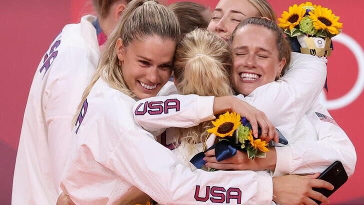 Ago 8, 2021. 
Foto del domingo de las integrantes de la selección estadounidense de voleibol celebrando con sus medallas de oro en el podio. 

REUTERS/Ivan Alvarado