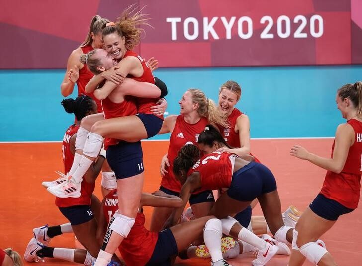 Ago 8, 2021. 
Foto del domingo de las integrantes de la selección estadounidense de voleibol celebrando tras ganar el oro en los Juegos de Tokio. 

REUTERS/Ivan Alvarado
