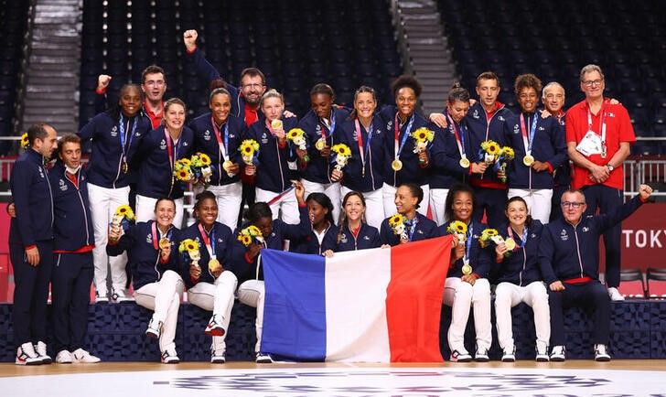 Ago 8, 2021. 
Foto del domingo de la selección francesa femenina de balonmano celebrando el oro en el podio en los Juegos de Tokio. 
REUTERS/Siphiwe Sibeko