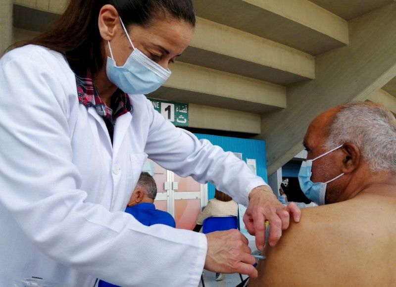 FOTO DE ARCHIVO: Un hombre recibe una dosis de la vacuna contra la COVID-19 en Túnez, Túnez, el 26 de abril de 2021. REUTERS/Jihed Abidellaoui