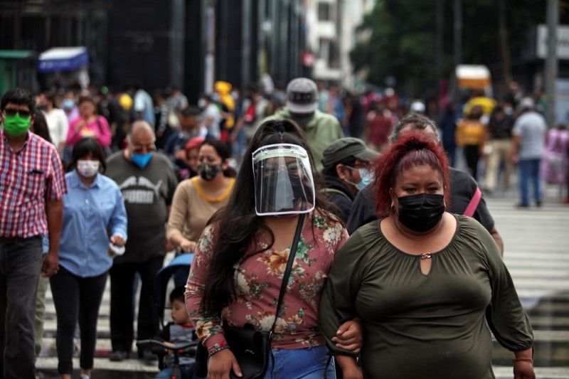 FOTO DE ARCHIVO: Gente caminando por un área comercial de Ciudad de México, México, el 7 de agosto de 2021. REUTERS/Paola Garcia