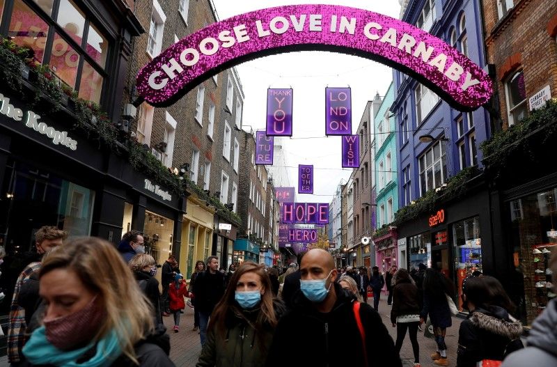 FOTO DE ARCHIVO: Personas caminando por la calle comercial Carnaby de Londres, Reino Unido, el 12 de diciembre de 2020. REUTERS/Peter Nicholls