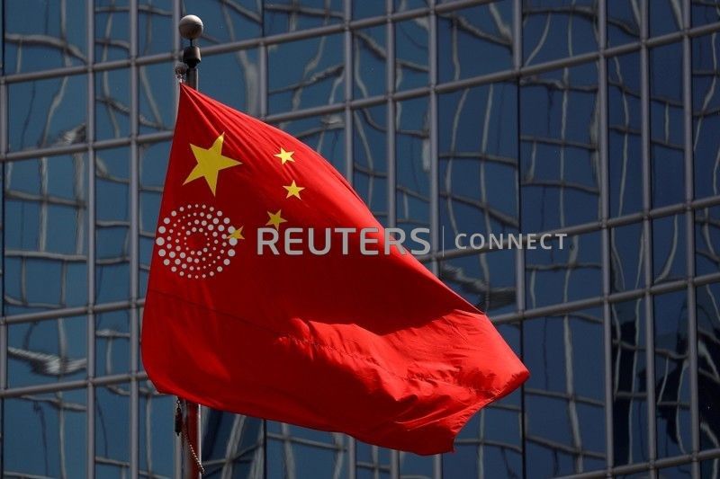 FOTO DE ARCHIVO: La bandera nacional china se ve en Pekín, China 29 de abril de 2020. REUTERS/Thomas Peter