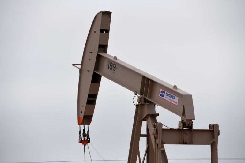 Imagen de archivo de un balancín operando en el área de producción de petróleo y gas natural de la Cuenca Pérmica cerca de Odessa, Texas, Estados Unidos. 10 de febrero, 2019. REUTERS/Nick Oxford/Archivo