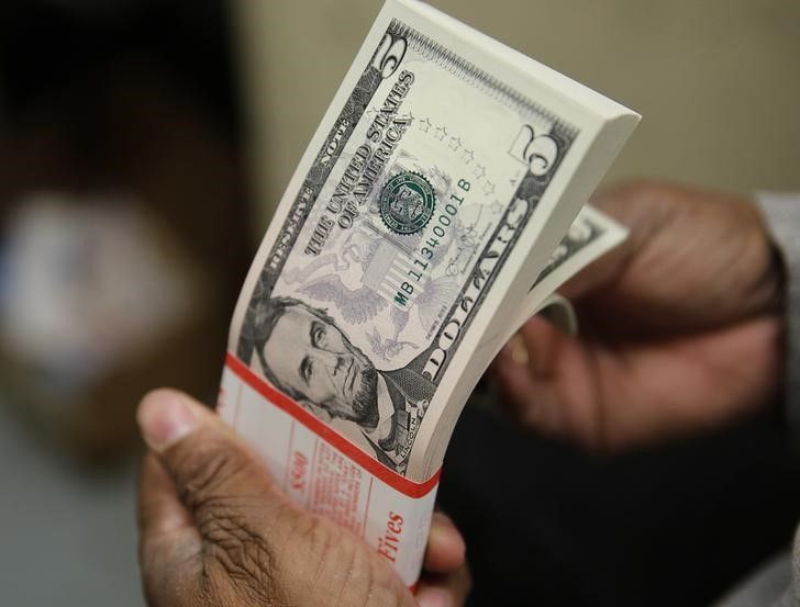 Foto de archivo - Fajo de billetes de 5 dólares. Mar 26, 2015. REUTERS/Gary Cameron/