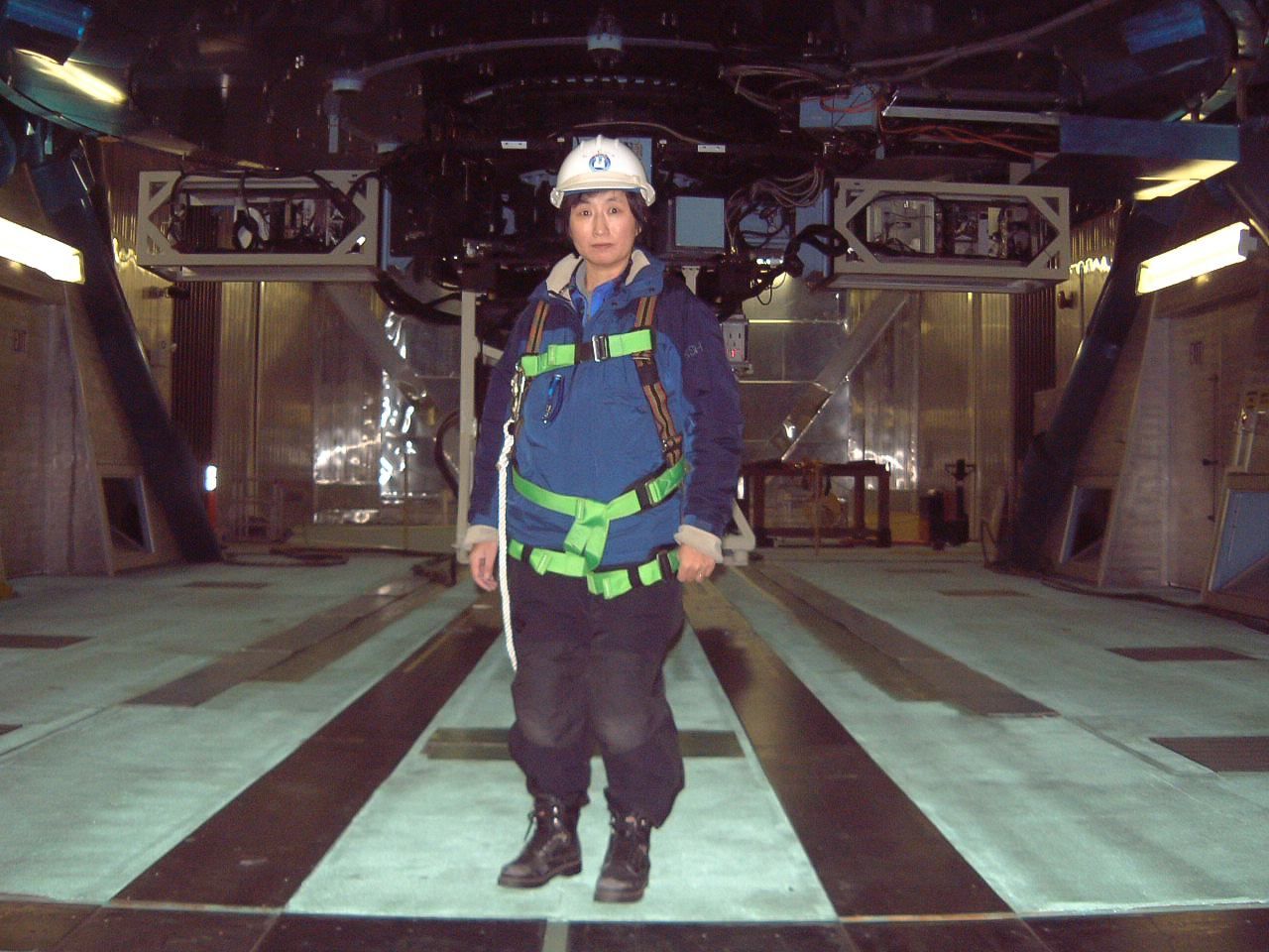 Hayashi Saeko, delante del telescopio Subaru, en 2002. Lleva un arnés de seguridad porque la inspección del espejo se efectúa sobre una plataforma elevadora.
