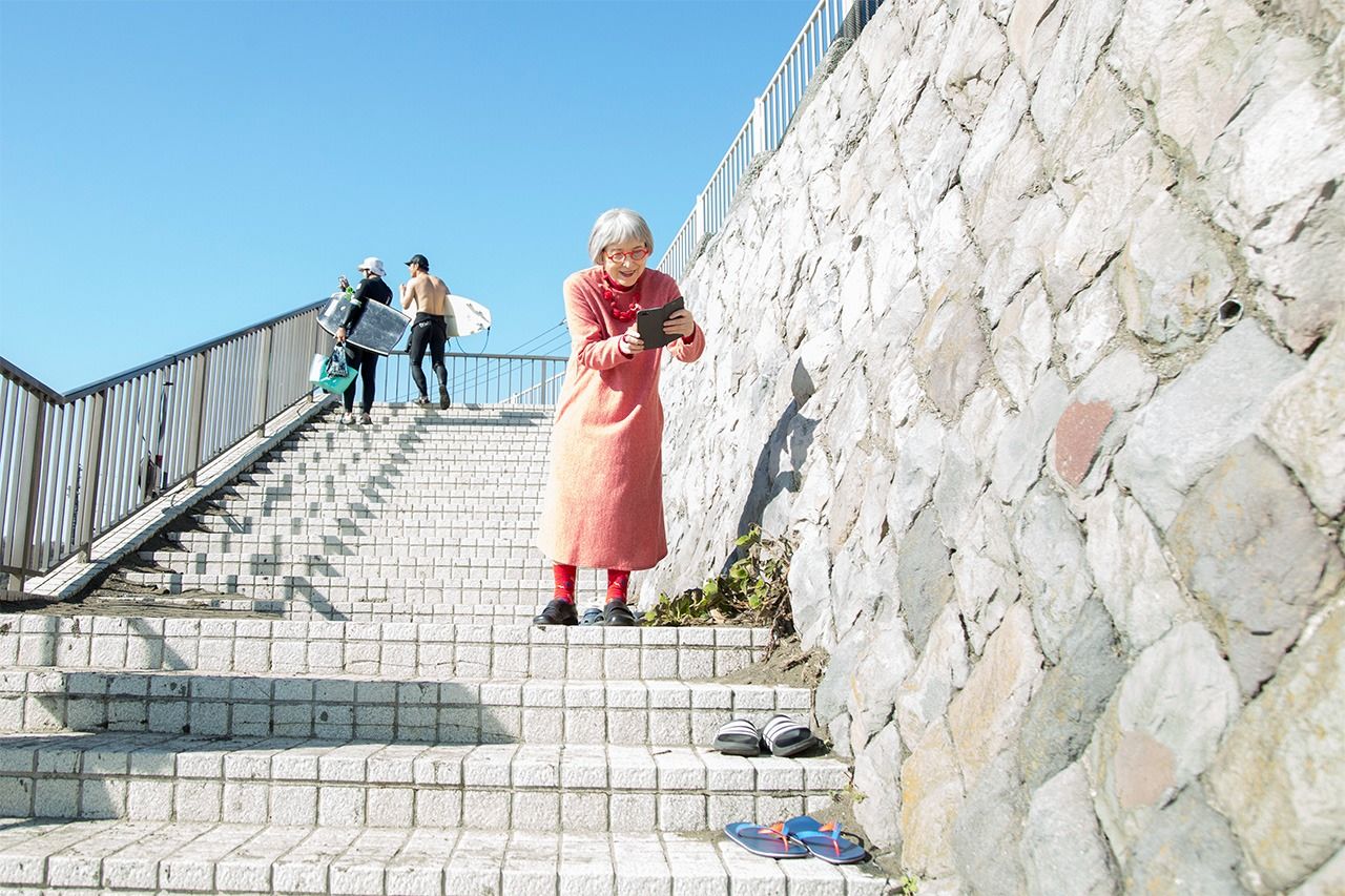 Haciendo gala de su curiosidad permanente, Kadono se fijó en unas coloridas sandalias que había en las escaleras que bajaban a la playa y se dispuso a sacarles una foto para colgarla en Instagram.