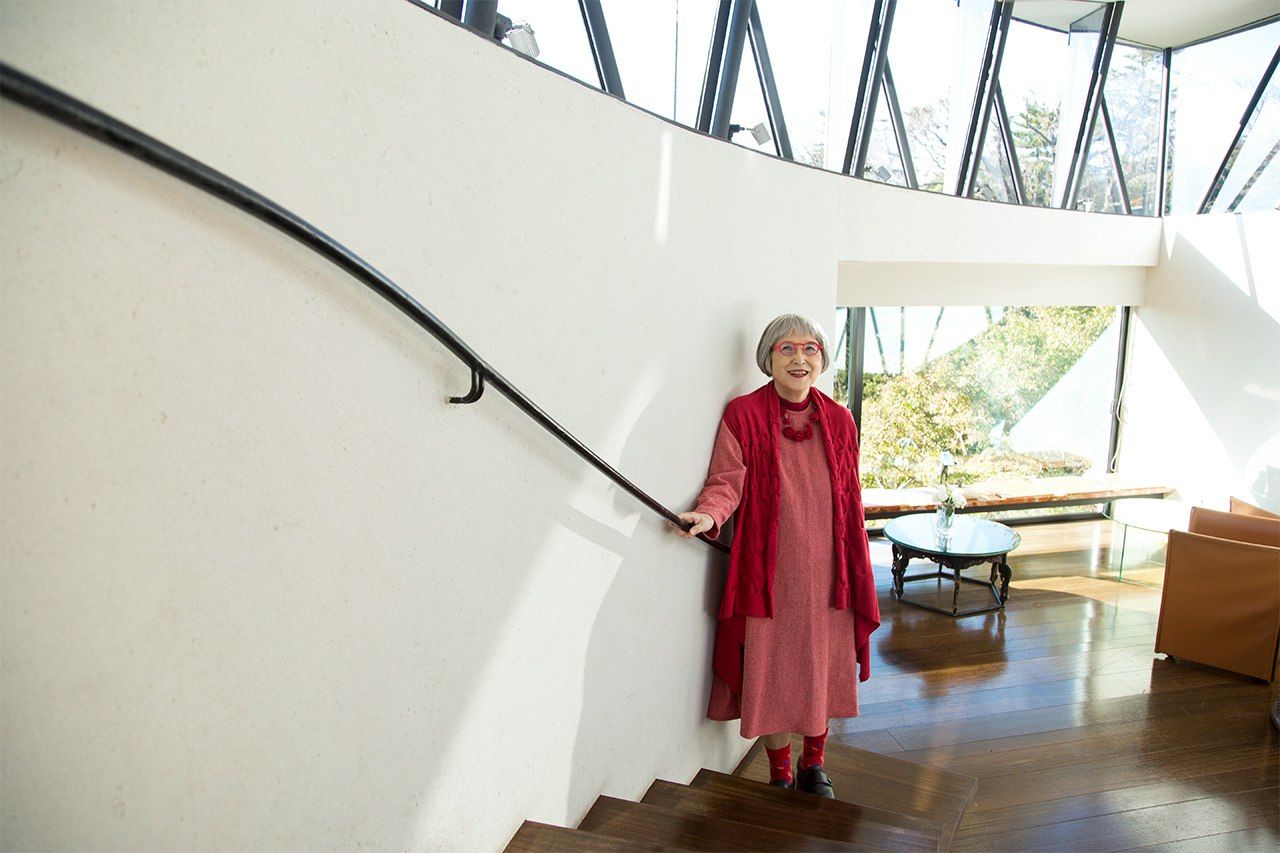 Kadono comenta que la cafetería parce una nave espacial.