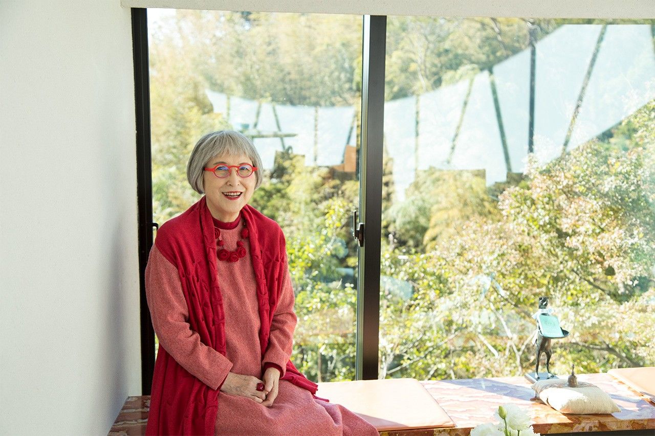 Kadono Eiko posa para la cámara en la cafetería House of Flavours, situada en el monte Kamakura (prefectura de Kanagawa)