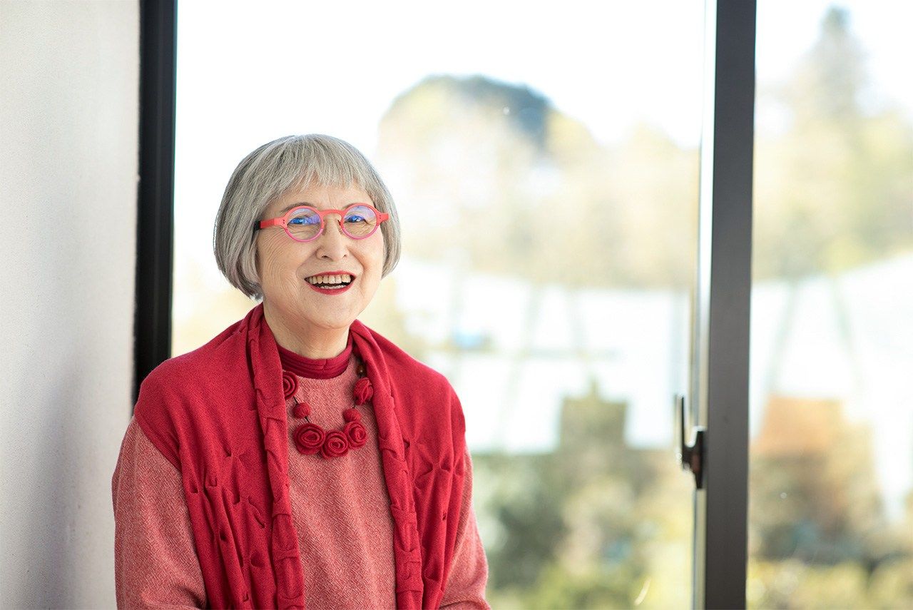 Ante nuestra petición de que vistiera con colores lo más llamativos posible, Kadono compareció a la entrevista con un atuendo en tonos fresa.