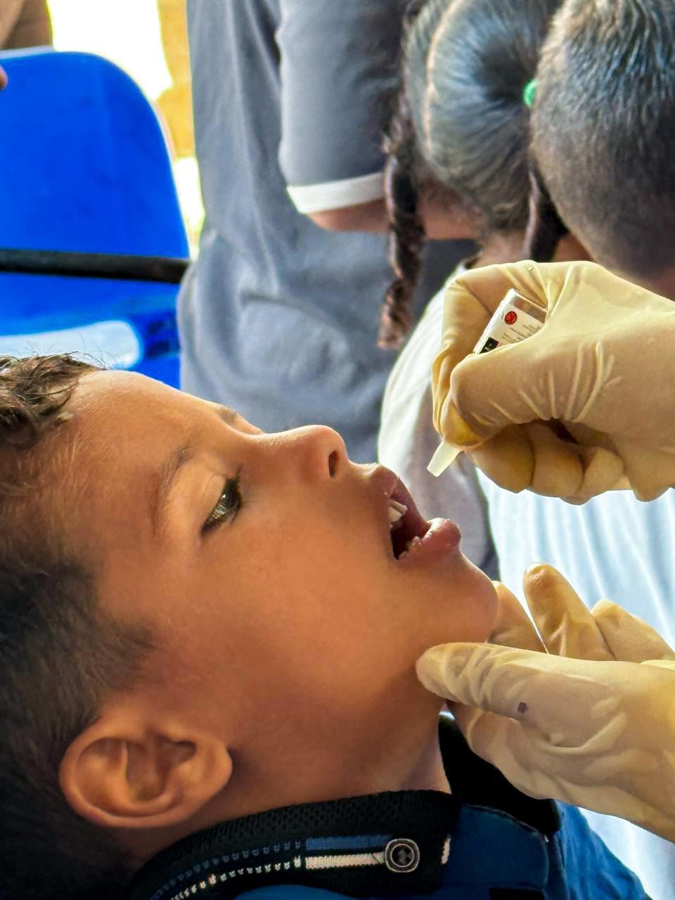 Un niño recibe una vacuna contra la polio en Deir al-Balah, Gaza, 2 de septiembre de 2024. (Cortesía del director de Salud de la UNRWA Seita Akihiro)