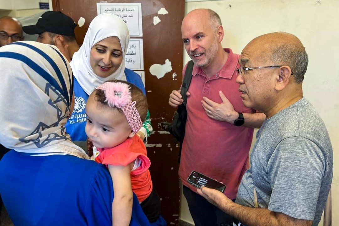 El director de Salud de la UNRWA, Seita Akihiro (esquina derecha), inspecciona la situación de la vacunación contra la polio en Nuseirat, Gaza, 1 de septiembre de 2024. (Por cortesía de Seita)