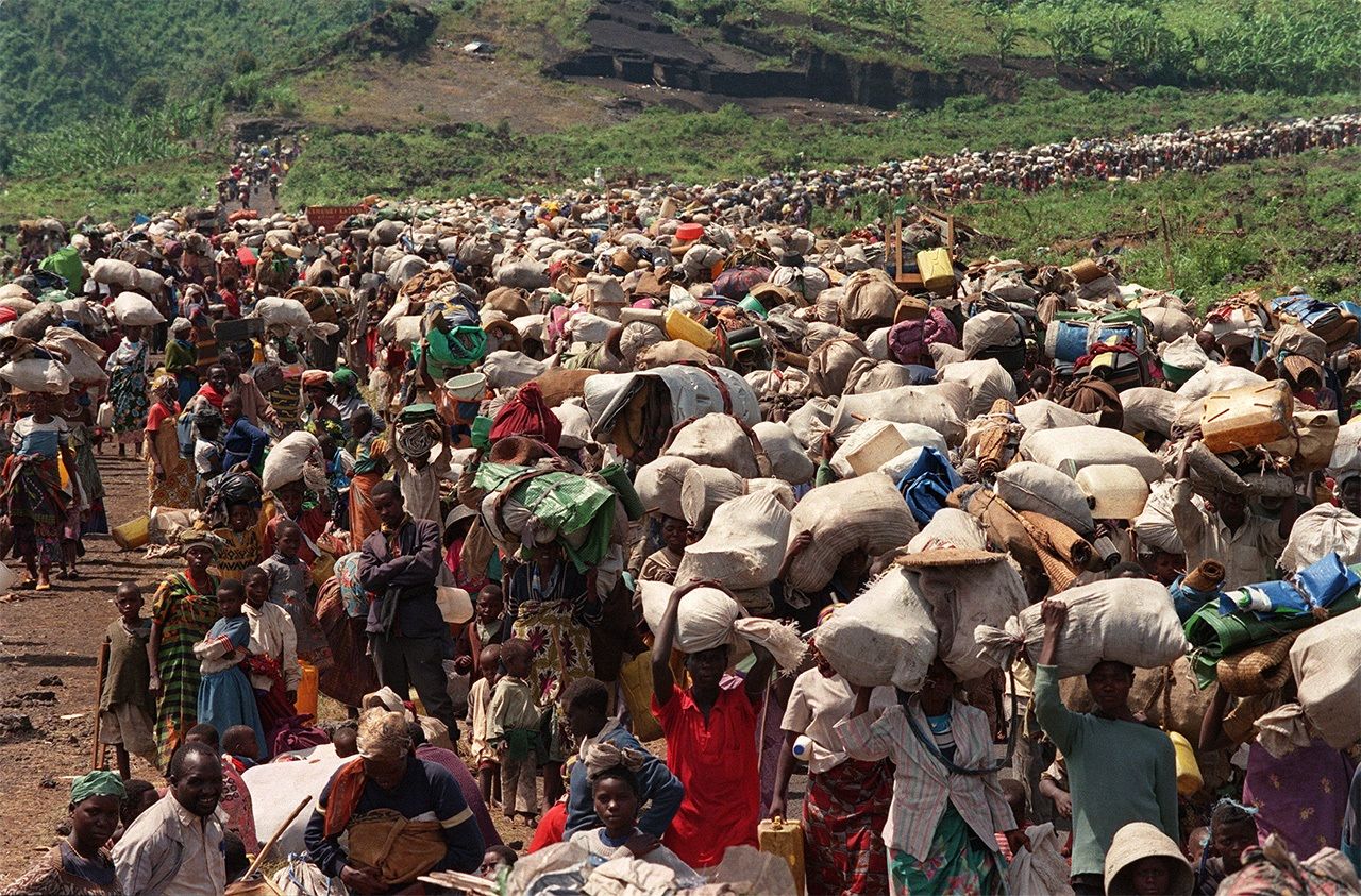 Refugiados ruandeses abandonan los campamentos de Zaire (actual República Democrática del Congo) cerca de Goma para regresar a su país en 1996. (© AFP/Jiji)