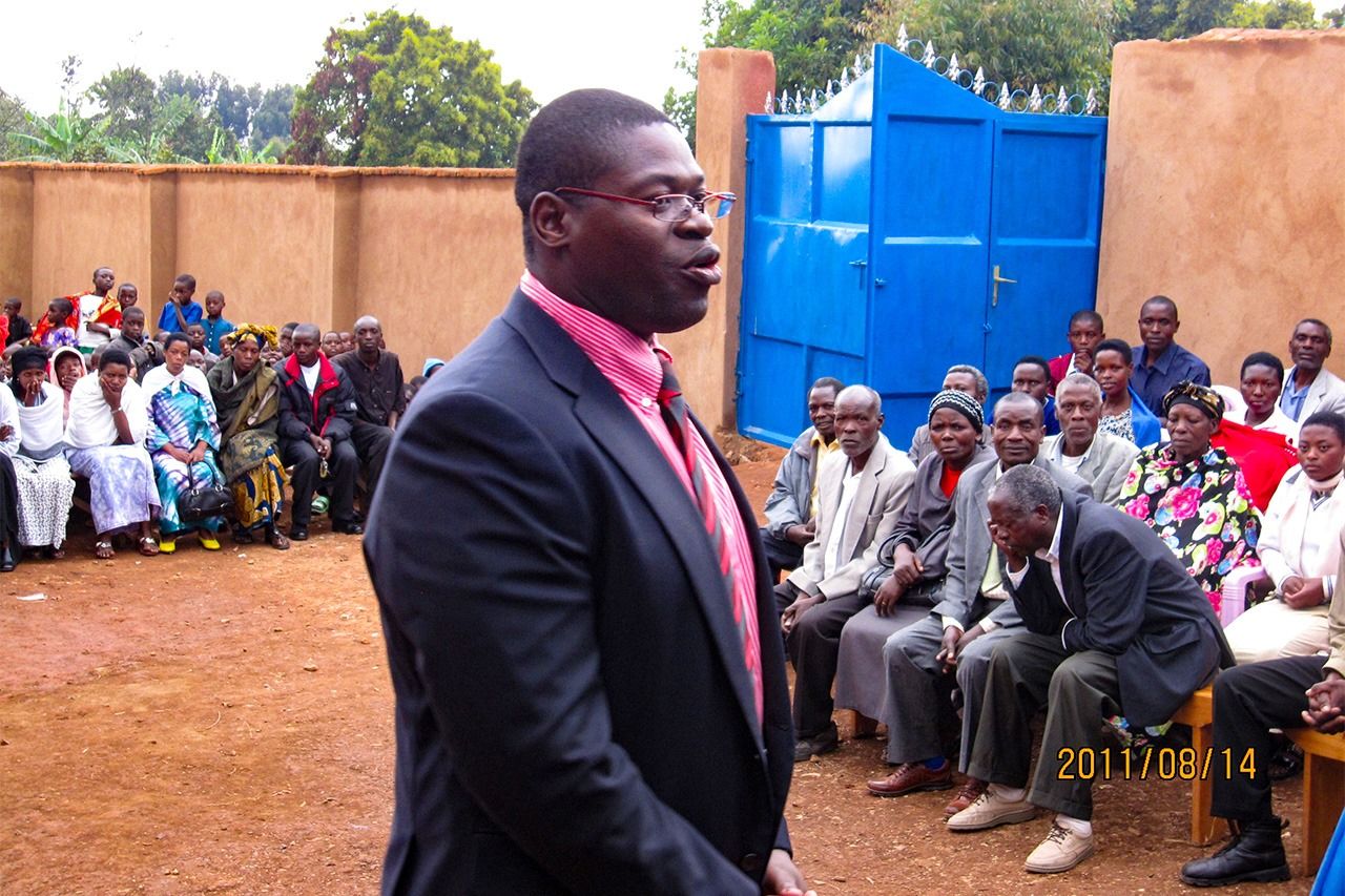 Niyonsaba saluda a los residentes de Bungwe, Ruanda, en 2011. (Cortesía de François Niyonsaba)