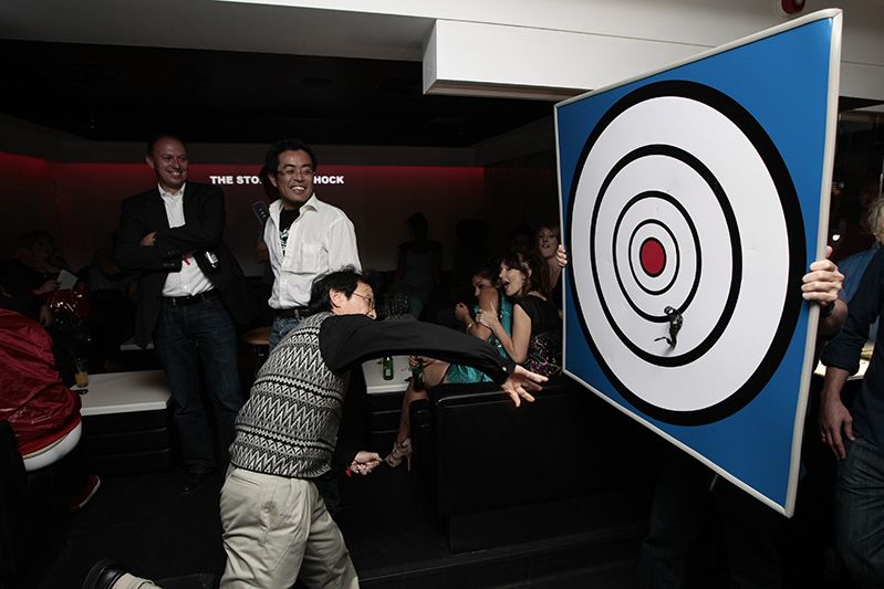 Ibe demuestra la resistencia del G-Shock en una presentación en Londres en 2009.