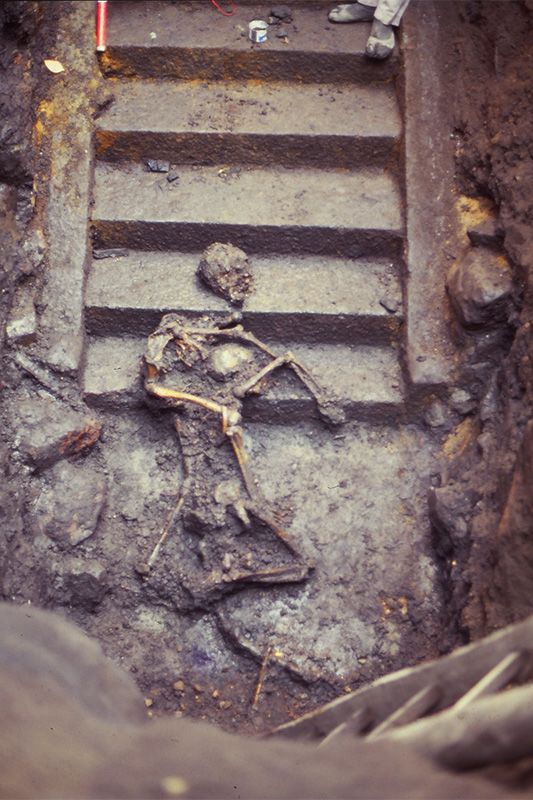 En 1979, des fouilles mirent à jour les restes de deux femmes qui périrent alors qu’elles tentaient de monter les marches vers le Kannon hall, un pavillon dédié à la déesse Kannon. (Photo avec l’aimable autorisation de musée historique de Tsumagoi)