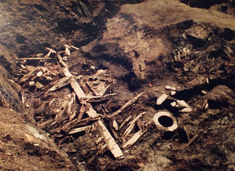 Les restes d'une maison ainsi qu’une meule (en bas à droite), déterrées lors des fouilles en 1979  (photo avec l’aimable autorisation du musée d’histoire de Tomagoi)