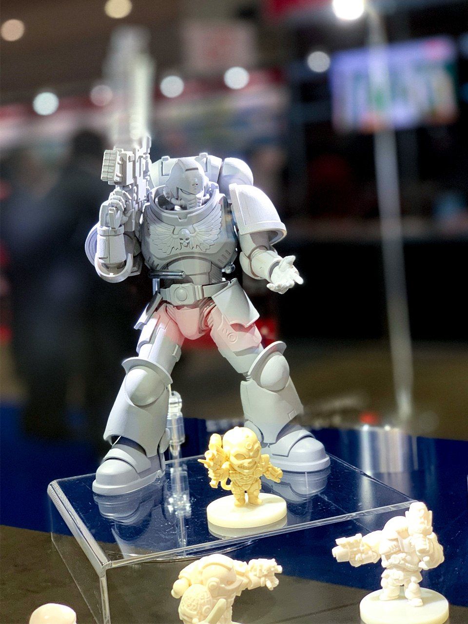 Prototypes de figurines d’action Space Marine et jouets capsules de Bandai au Salon international du jouet de Tokyo en juin 2019.