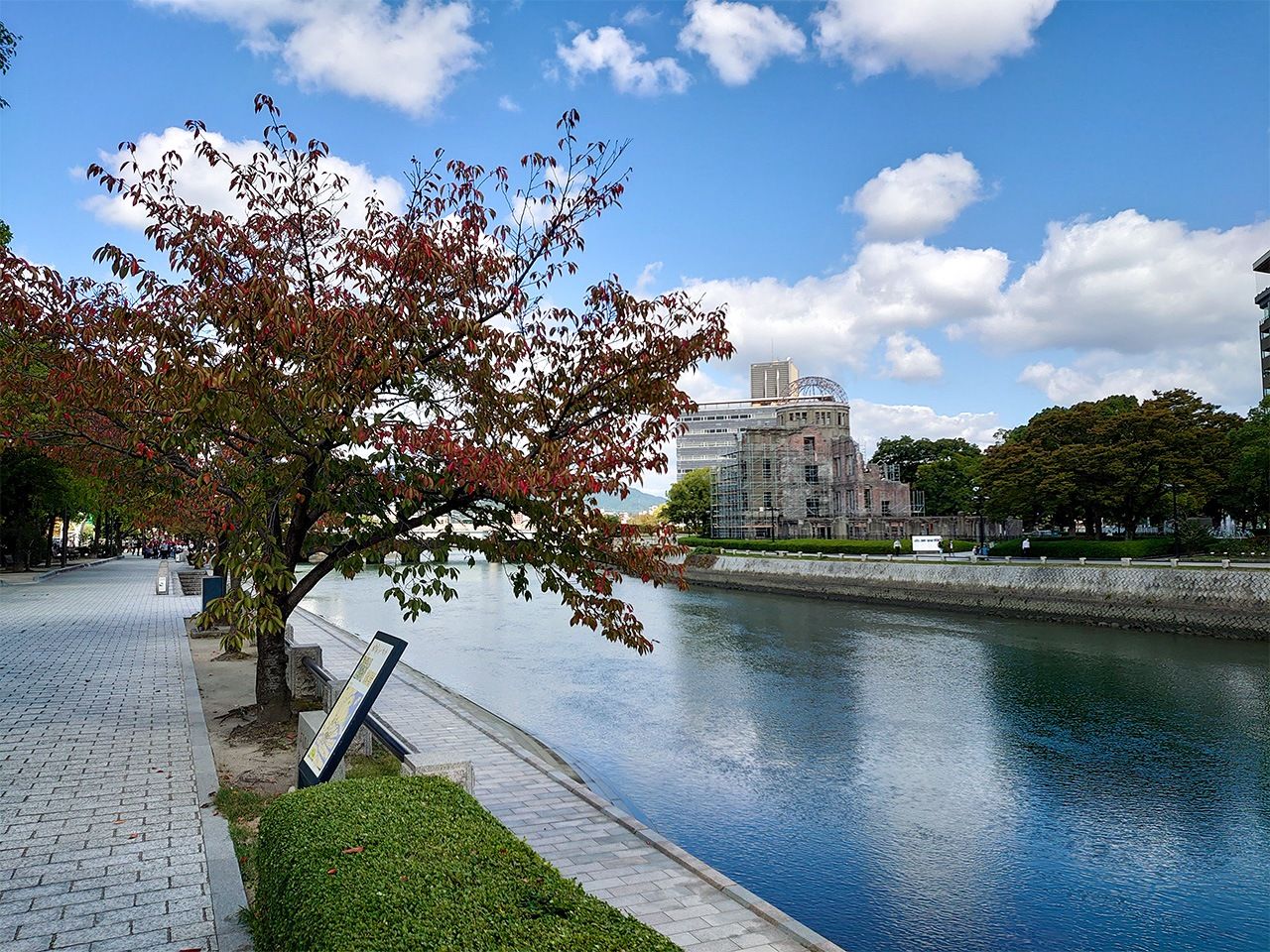 La rivière Motoyasu et le Dôme de la bombe atomique. Immédiatement après le bombardement de la ville, des habitants se seraient précipités dans la rivière, laquelle se serait rapidement remplie de cadavres.