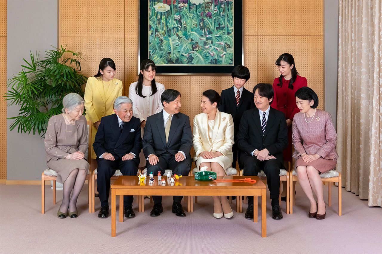 La famille impériale réunie pour la photo officielle du 1er janvier 2020, comme c'est la coutume. Pour raisons sanitaires, les photos officielles de 2021 et 2022 ont dû être prises par petits groupes séparés.