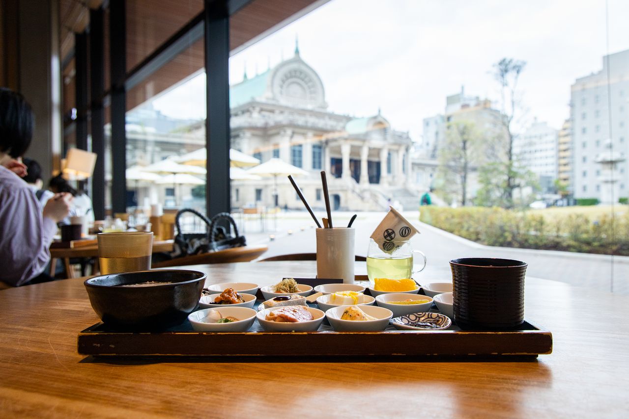 Le café Tsumugi sert un petit-déjeuner délicieux marié à une vue intime sur le hall principal du temple.
