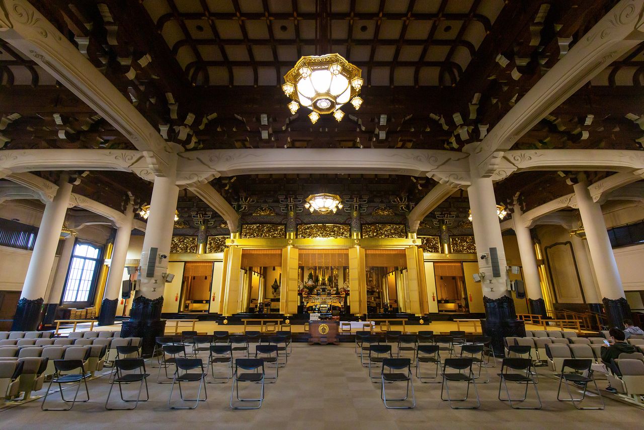 Les chaises sont à disposition des paroissiens sous un toit comprenant des goussets japonais traditionnels. L’utilisation de ce type de siège était inhabituel avant l’ouverture du temple.