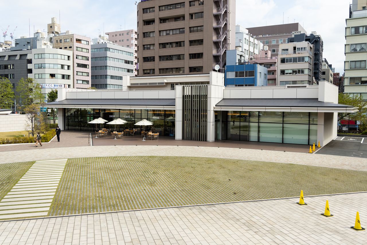 Le centre d’information de Tsukiji Honganji. Il est situé près de la sortie 1 de la station Tsukiji, sur la ligne Hibiya du métro de Tokyo.