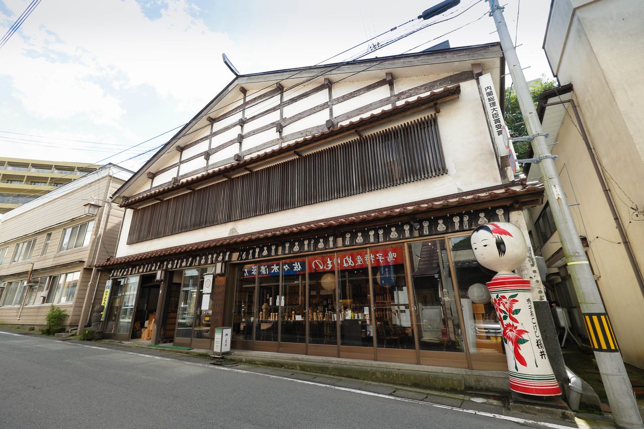 Les poupées géantes postées à l’entrée permettent de repérer facilement la boutique Sakurai Kokeshi. (© Shoe Press)