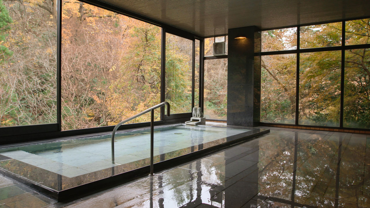 Le bain principal de la luxueuse auberge Kayôtei, qui comporte seulement 10 chambres.